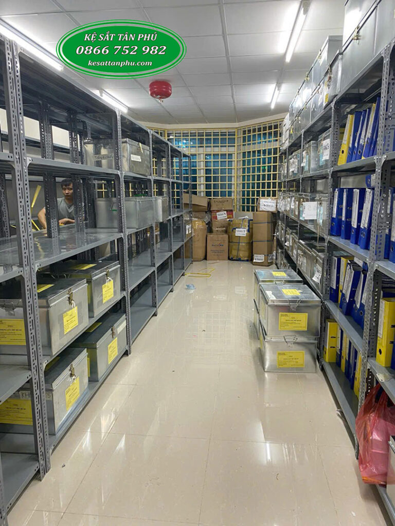 kệ sắt bệnh viện