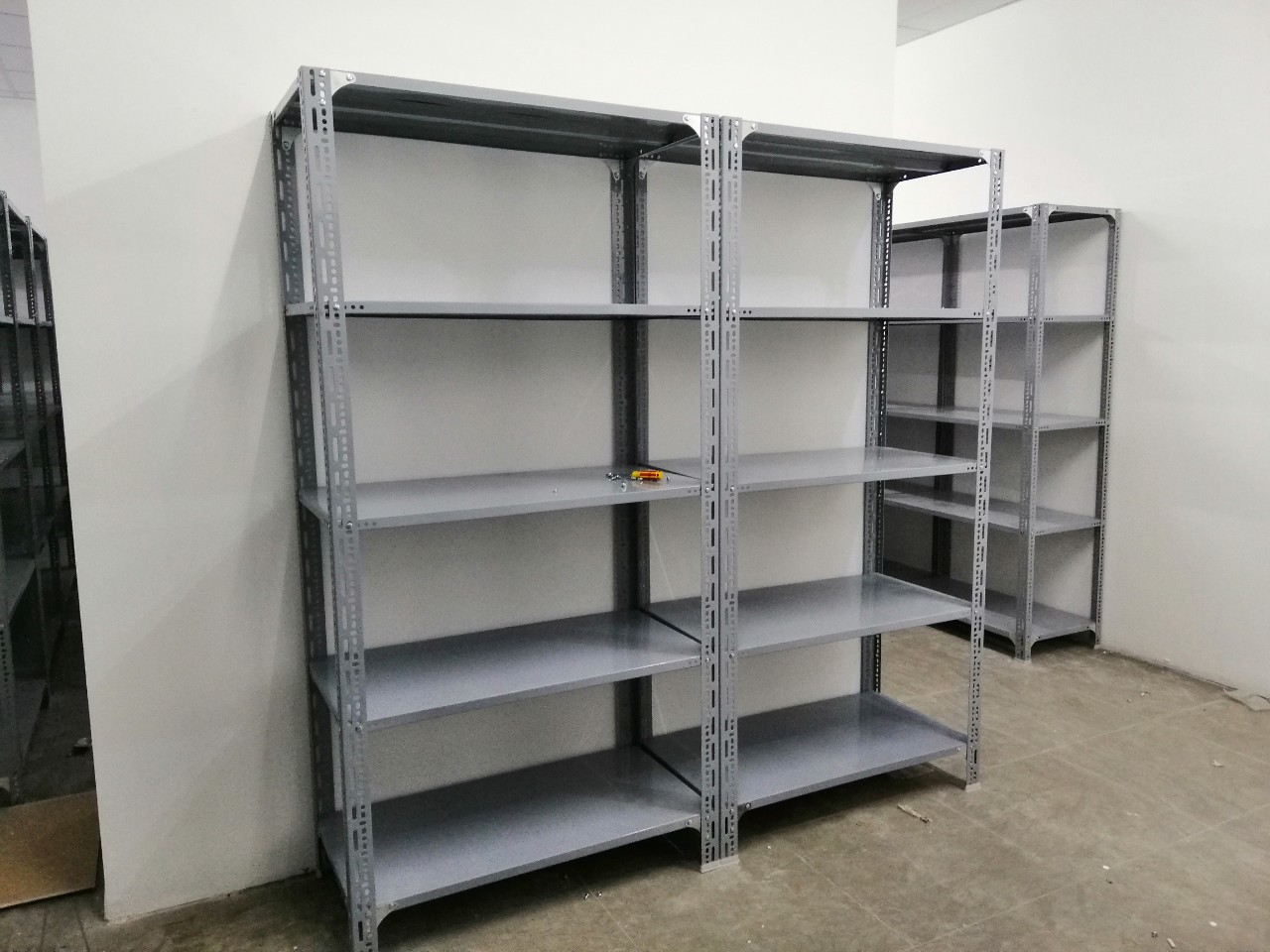 kệ sắt để bánh kẹo - Hình 4