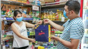thu hút khách vào cửa hàng tạp hóa