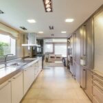 Galley Kitchen là gì? Giải pháp thiết kế bếp hình chữ I tối ưu cho mọi căn hộ galley kitchen là gì